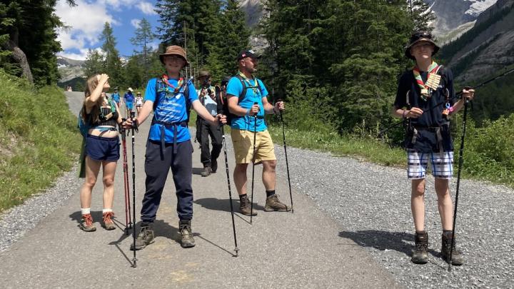 Glade spejdere på tur i bjergene 